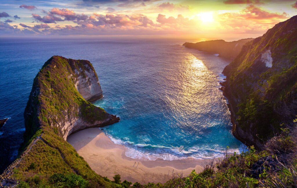 Kelingking Beach at sunset in Nusa Penida island, Bali, Indonesia.